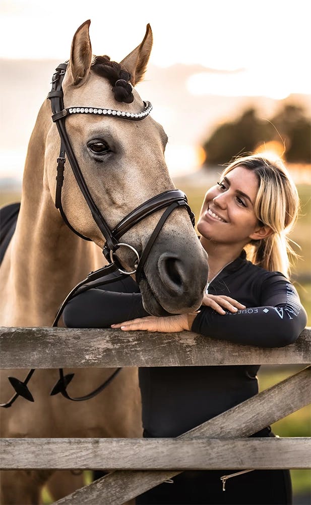 Buckskin mit rundgenähter Trense und blonder Frau
